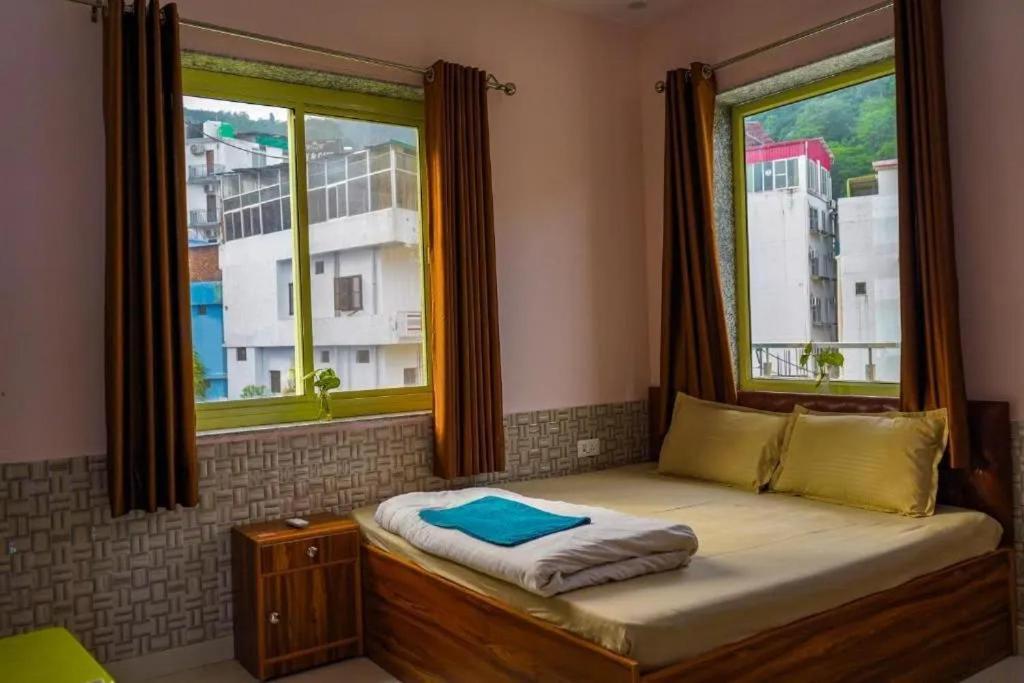 Shanti Hostel And Garden Cafe Rishikesh Bagian luar foto