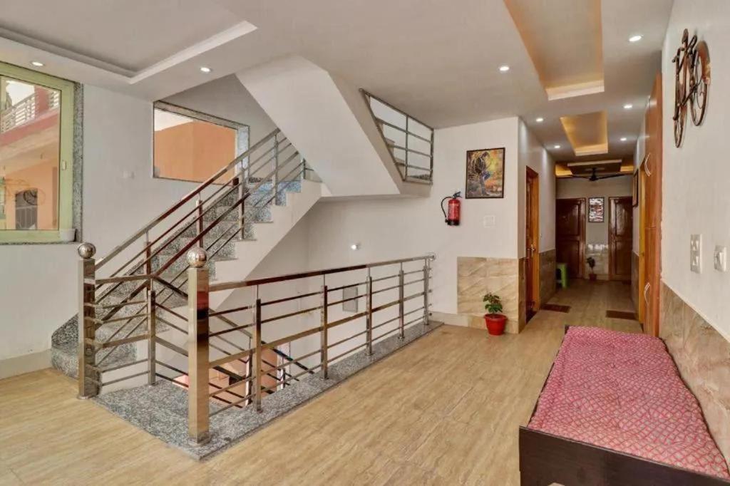 Shanti Hostel And Garden Cafe Rishikesh Bagian luar foto