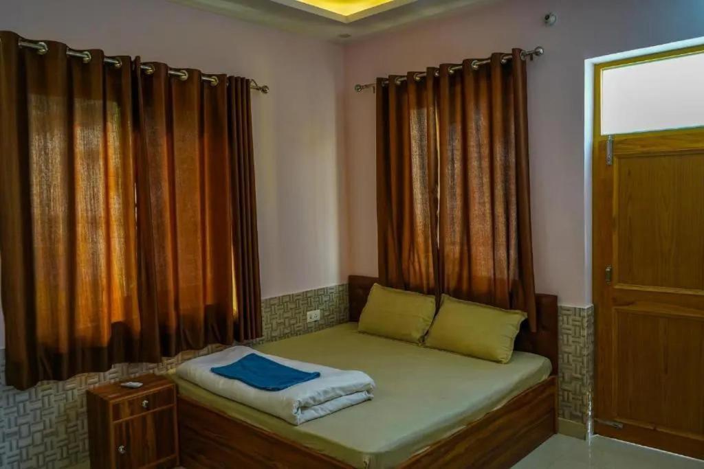 Shanti Hostel And Garden Cafe Rishikesh Bagian luar foto