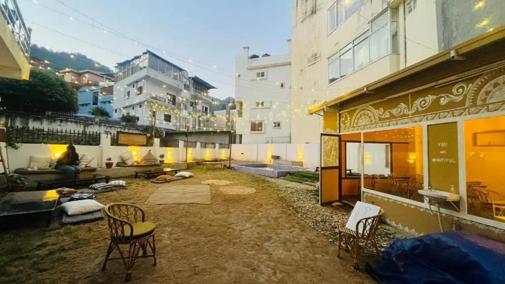 Shanti Hostel And Garden Cafe Rishikesh Bagian luar foto